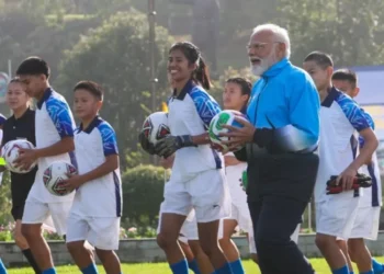 चुनावी प्रचार के बाद फुटबॉलर बने PM मोदी, सिक्किम में खिलाड़ियों संग किया गोल