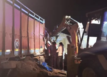 Chhattisgarh news: भीषण सड़क हादसा, तेज रफ्तार ट्रक-डंपर की टक्कर से तीन की मौके पर मौत