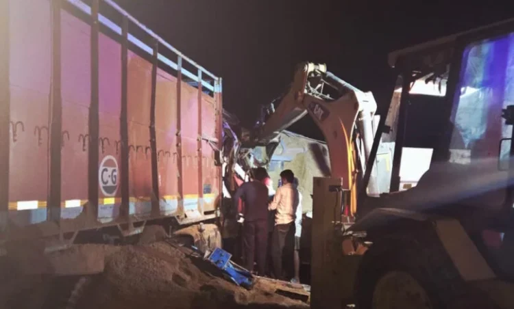 Chhattisgarh news: भीषण सड़क हादसा, तेज रफ्तार ट्रक-डंपर की टक्कर से तीन की मौके पर मौत