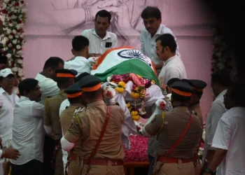 पंचतत्व में विलीन हुईं आशा भोसले, बेटे आनंद ने दी मुखाग्नि, राजकीय सम्मान के साथ हुई अंतिम विदाई