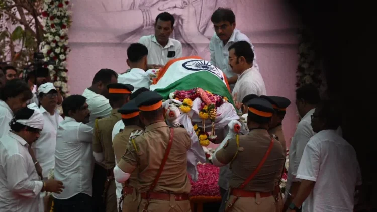 पंचतत्व में विलीन हुईं आशा भोसले, बेटे आनंद ने दी मुखाग्नि, राजकीय सम्मान के साथ हुई अंतिम विदाई