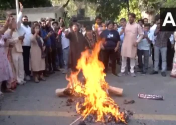 राहुल गांधी के घर के बाहर BJP का जोरदार प्रदर्शन, पुतला भी जलाया; CM रेखा गुप्ता समेत कई बड़े नेता शामिल