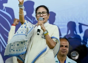 सीएम ममता बनर्जी ने भवानीपुर सीट से भरा नामांकन, पर्चा दाखिल करने से पहले दिखाया दम