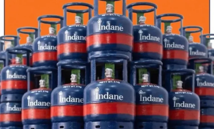 LPG Crisis: LPG संकट के बीच केंद्र का बड़ा फैसला; 5Kg सिलेंडर को लेकर राज्य सरकारों को लिखा पत्र, कहा- वितरण को प्राथमिकता दें