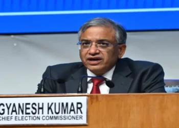 पश्चिम बंगाल में चुनाव आयोग का बड़ा एक्शन, 12 पुलिस अधिकारियों का किया तबादला, जानिए किसे कहां भेजा गया?