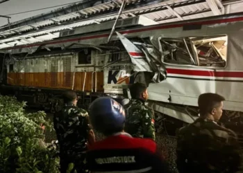 Train Crash :स्टेशन पर खड़ी ट्रेन से टकराई तेज रफ्तार ट्रेन, 4 की मौत, कई यात्री घायल और कई यात्री क्षतिग्रस्त डिब्बों में फंसे