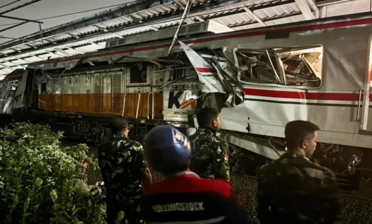 Train Crash :स्टेशन पर खड़ी ट्रेन से टकराई तेज रफ्तार ट्रेन, 4 की मौत, कई यात्री घायल और कई यात्री क्षतिग्रस्त डिब्बों में फंसे