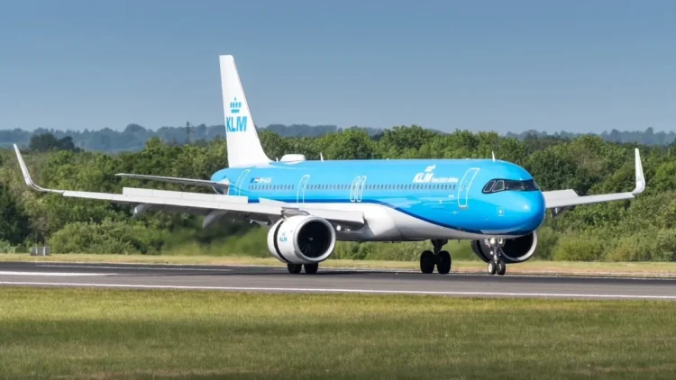 ₹49 लाख की बिजनेस क्लास टिकट, फिर भी फ्लाइट में चढ़ने नहीं दिया; जानिए क्यों बेंगलुरु एयरपोर्ट पर परिवार के 8 लोगों को नहीं मिली बोर्डिंग?