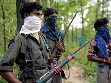 Naxali surrender: सुरक्षाबलों को मिली बड़ी सफलता, टॉप कमांडर सोडी केशालू समेत 40 माओवादियों ने किया सरेंडर