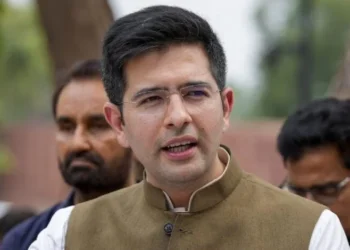 Raghav Chadha News: राघव चड्ढा को AAP ने राज्यसभा में उपनेता के पद से हटाया, सदन में बोलने पर भी लगाया रोक