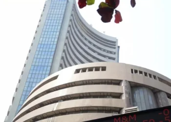 भारतीय शेयर बाजार में दिखा ट्रंप के बयान का असर, सेंसेक्स 1400 अंक धड़ाम, निफ्टी में भी भारी गिरावट से निवेशकों के उड़े होश!