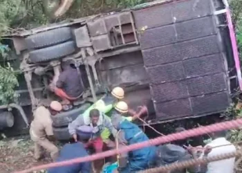 Accident:दर्दनाक सड़क हादसा, टूरिस्ट वैन खाई में गिरी; 9 लोगों की मौत, 4 घायल