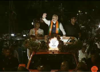 कोलकाता में मेगा रोड शो कर रहे PM मोदी, उमड़ा भारी जनसैलाब