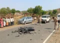 बालोद में भीषण सड़क हादसा: कार-बाइक की टक्कर में तीन दोस्तों की मौके पर दर्दनाक मौत, रोड पर बिखरे शरीर के अंग