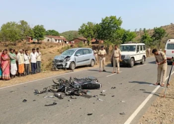 बालोद में भीषण सड़क हादसा: कार-बाइक की टक्कर में तीन दोस्तों की मौके पर दर्दनाक मौत, रोड पर बिखरे शरीर के अंग