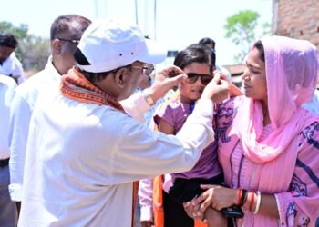 गोद में उठाया, चश्मा पहनाया : भैंसामुड़ा में दिखा मुख्यमंत्री का आत्मीय रूप