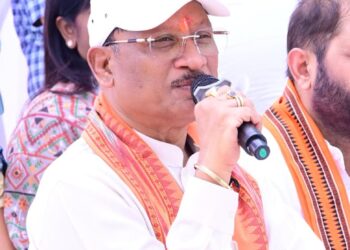 सरगुजा जिले के ग्राम सिलमा में अचानक उतरा मुख्यमंत्री श्री साय का हेलीकॉप्टर