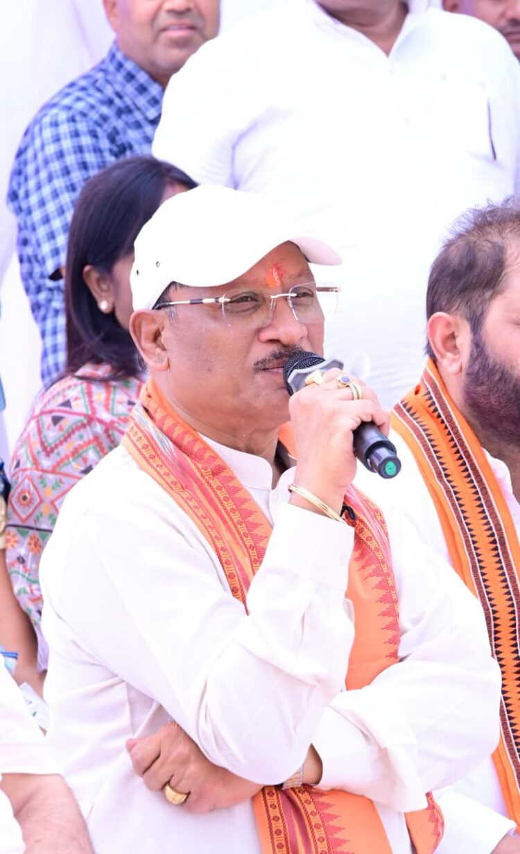 सरगुजा जिले के ग्राम सिलमा में अचानक उतरा मुख्यमंत्री श्री साय का हेलीकॉप्टर