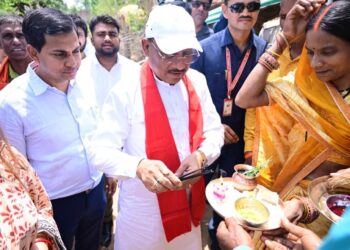 एक ग्रामीण का न्योता, मुख्यमंत्री का अपनापन – प्रधानमंत्री आवास से साकार हुआ सपना, मुख्यमंत्री ने कराया गृह प्रवेश