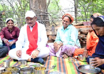 निर्माणाधीन पंचायत भवन के निरीक्षण के दौरान मुख्यमंत्री को श्रमिकों ने दिया भोजन का न्यौता : साथ बैठकर खाया बोरे बासी और आमा चटनी