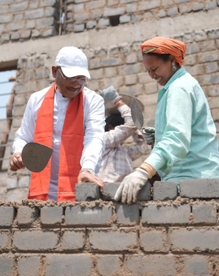 निर्माण स्थल पर मुख्यमंत्री का श्रमदान : श्रमिक बहनों के साथ की ईंट जोड़ाई