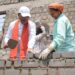 निर्माण स्थल पर मुख्यमंत्री का श्रमदान : श्रमिक बहनों के साथ की ईंट जोड़ाई