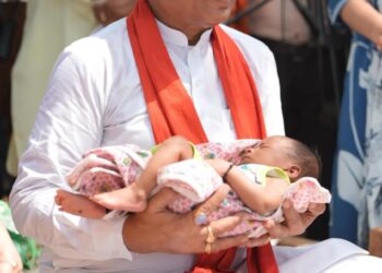 एक माह के नवजात का मुख्यमंत्री ने किया नामकरण, “रविशंकर” नाम से गूंजा गांव का आंगन