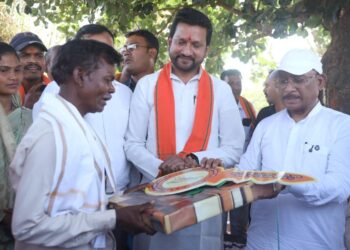 सुशासन तिहार: मुख्यमंत्री श्री विष्णु देव साय ने पीएम जनमन के हितग्राही को सौंपी खुशियों की चाबी