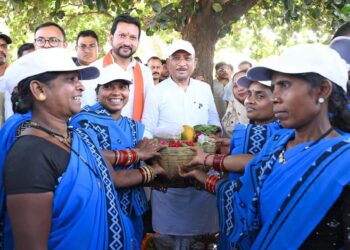 सुशासन तिहार: सरोधी में महिला स्व सहायता समूह ने मुख्यमंत्री को भेंट की स्थानीय उत्पादों की टोकरी
