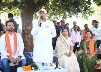 कटहल–गुलमोहर की छांव में सजी चौपाल, मुख्यमंत्री ने सरोधी में सुनी जनता की आवाज