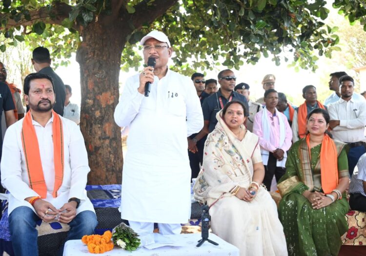 कटहल–गुलमोहर की छांव में सजी चौपाल, मुख्यमंत्री ने सरोधी में सुनी जनता की आवाज