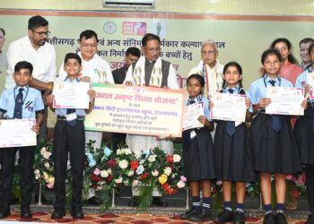 मेहनत की चमक और सरकारी संबल : श्रमिक की बेटी डिंपल कश्यप संवार रही अपना भविष्य
