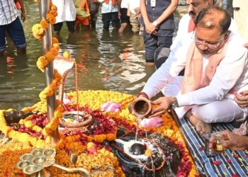 जलेश्वर महादेव धाम में मुख्यमंत्री श्री विष्णुदेव साय ने किया जलाभिषेक: प्रदेश की सुख-समृद्धि की कामना की