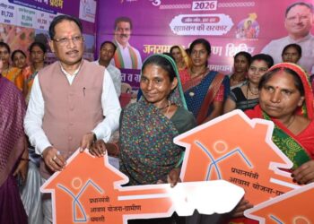 मुख्यमंत्री श्री विष्णुदेव साय ने हितग्राहियों को सौंपी प्रधानमंत्री आवास योजना की चाबी