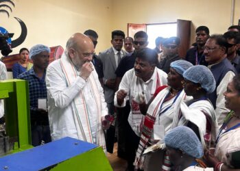 केंद्रीय गृहमंत्री श्री अमित शाह ने चखा बस्तर की इमली का स्वाद बोले यहां की इमली का स्वाद खट्टा नहीं बल्कि मीठा