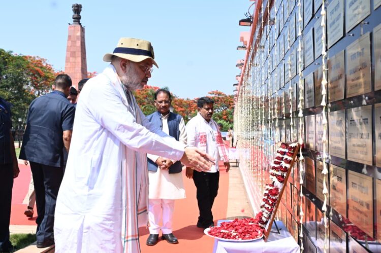 केंद्रीय गृहमंत्री श्री अमित शाह ने अमर वाटिका में शहीदों को दी श्रद्धांजलि, परिजनों से की आत्मीय मुलाकात