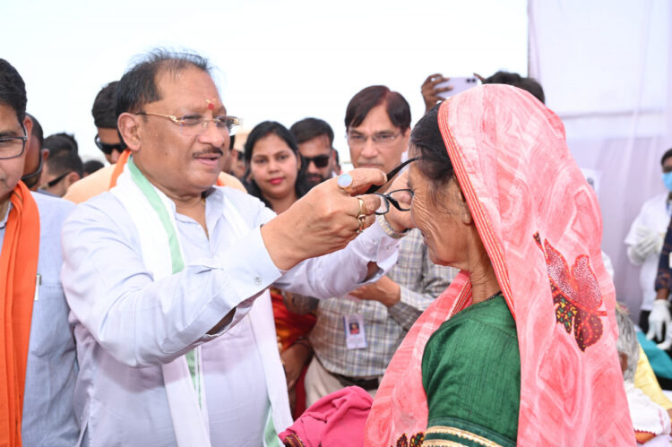 मुख्यमंत्री श्री विष्णु देव साय ने हितग्राहियों को अपने हाथों से पहनाया नजर का चश्मा’