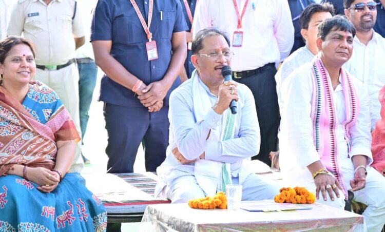 मुख्यमंत्री श्री विष्णु देव साय ने बरगद के पेड़ के नीचे लगाई चौपाल, सुनी ग्रामीणों की समस्याएं’