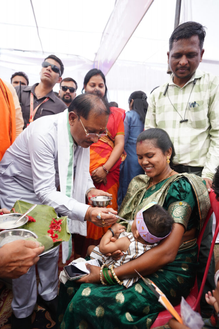 मुख्यमंत्री श्री विष्णु देव साय ने बच्चों को कराया अन्नप्राशन, गर्भवती महिलाओं की गोदभराई कार्यक्रम में दी शुभकामनाएं’