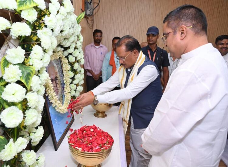 मुख्यमंत्री श्री विष्णुदेव साय ने स्वर्गीय दिनेश सेन को दी श्रद्धांजलि : शोक संतप्त परिवार से की मुलाकात