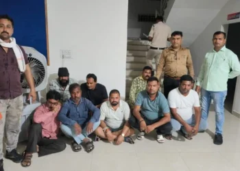 Raigarh News : “ऑपरेशन अंकुश” के तहत जूटमिल क्षेत्र में जुआ फड़ पर बड़ी कार्रवाई, 08 जुआरी गिरफ्तार, ₹24,200 नगदी और ताश पत्ती जब्त