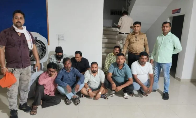 Raigarh News : “ऑपरेशन अंकुश” के तहत जूटमिल क्षेत्र में जुआ फड़ पर बड़ी कार्रवाई, 08 जुआरी गिरफ्तार, ₹24,200 नगदी और ताश पत्ती जब्त
