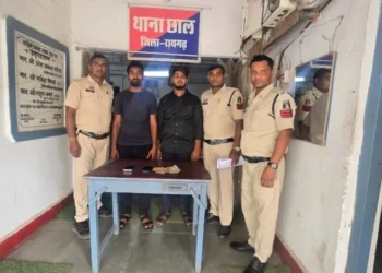 Raigarh News : रायपुर डकैती का फरार आरोपी लुक छिप कर चला रहा था ऑनलाइन क्रिकेट सट्टे का खेल, रायगढ़ पुलिस की रेड में दबोचा गया कुख्यात आरोपी, सट्टा खेलने वाला युवक भी गिरफ्तार