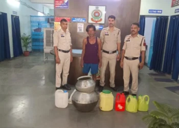 Raigarh News : “ऑपरेशन आघात” में अवैध शराब कारोबार पर रायगढ़ पुलिस का बड़ा प्रहार, कोतरारोड़ पुलिस ने 50 लीटर महुआ शराब के साथ आरोपी गिरफ्तार