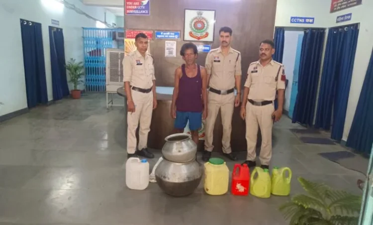 Raigarh News : “ऑपरेशन आघात” में अवैध शराब कारोबार पर रायगढ़ पुलिस का बड़ा प्रहार, कोतरारोड़ पुलिस ने 50 लीटर महुआ शराब के साथ आरोपी गिरफ्तार