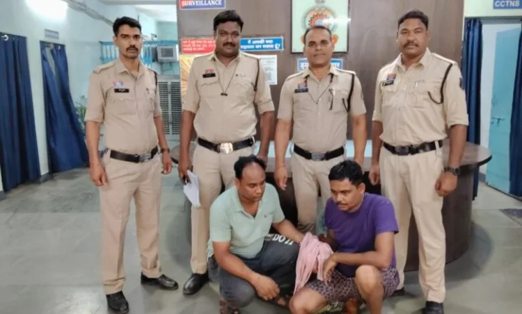 Raigarh News : महिला से छेड़छाड़ और विरोध करने पर पति से मारपीट करने वाले दो आरोपी गिरफ्तार