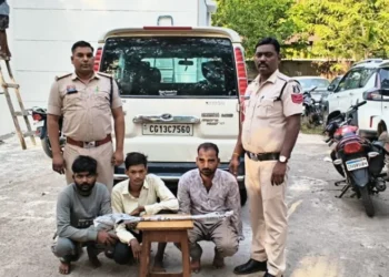 Raigarh News: पंडरीपानी रेलवे पुल के पास तलवार लहराकर लोगों में दहशत फैलाने वाले तीन आरोपी गिरफ्तार