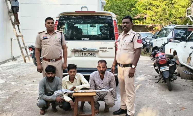 Raigarh News: पंडरीपानी रेलवे पुल के पास तलवार लहराकर लोगों में दहशत फैलाने वाले तीन आरोपी गिरफ्तार