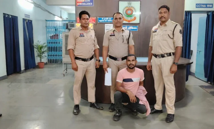 Raigarh News : घर में घुसकर महिला से छेड़छाड़ और मारपीट करने वाला आरोपी गिरफ्तार