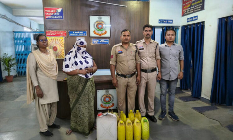 Raigarh News : “ऑपरेशन आघात” के तहत अलग-अलग थाना क्षेत्रों में लगातार रेड, एक दिन में 100 लीटर से अधिक अवैध शराब जप्त